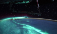 宇航员从太空捕捉到令人惊叹的蓝色极光显示图像