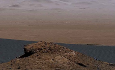 好奇号火星车拍摄了火星夏普山的360度全景展示了不断变化的景观