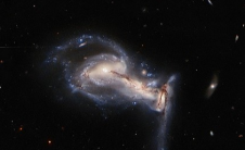 哈勃捕捉到三个星系之间惊人的引力相互作用