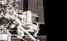 延时摄影系列显示宇航员在国际空间站安装太阳能电池板