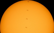 摄影师捕捉国际空间站穿越太阳时的太空行走